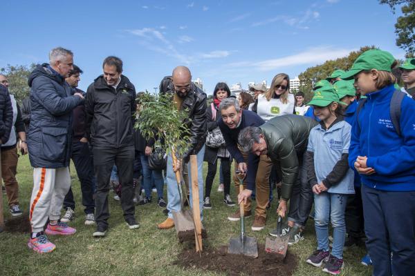 Pablo Javkin y Abel Pintos encabezaron una plantación de árboles en el Parque Nacional a la Bandera