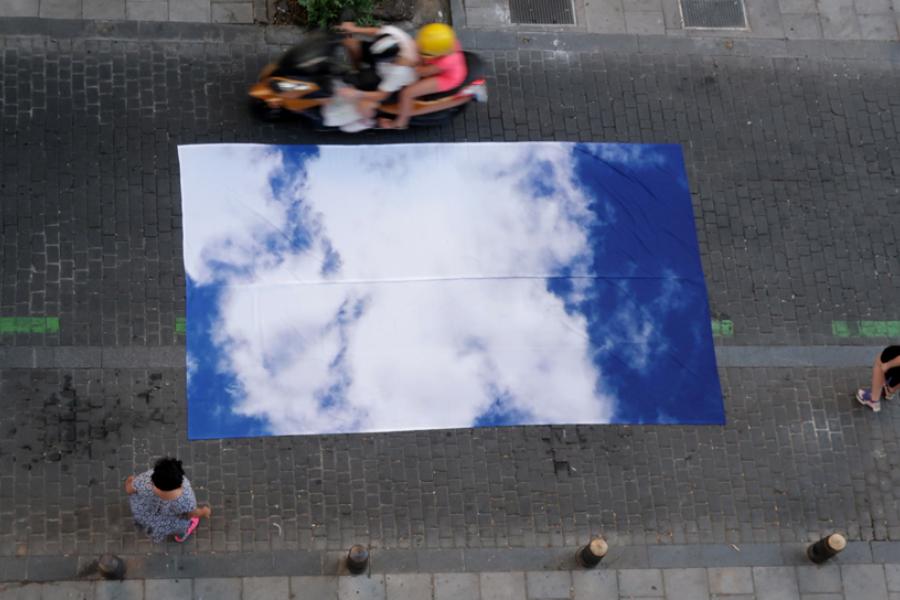 gran foto del cielo sobre una calle, vista desde arriba