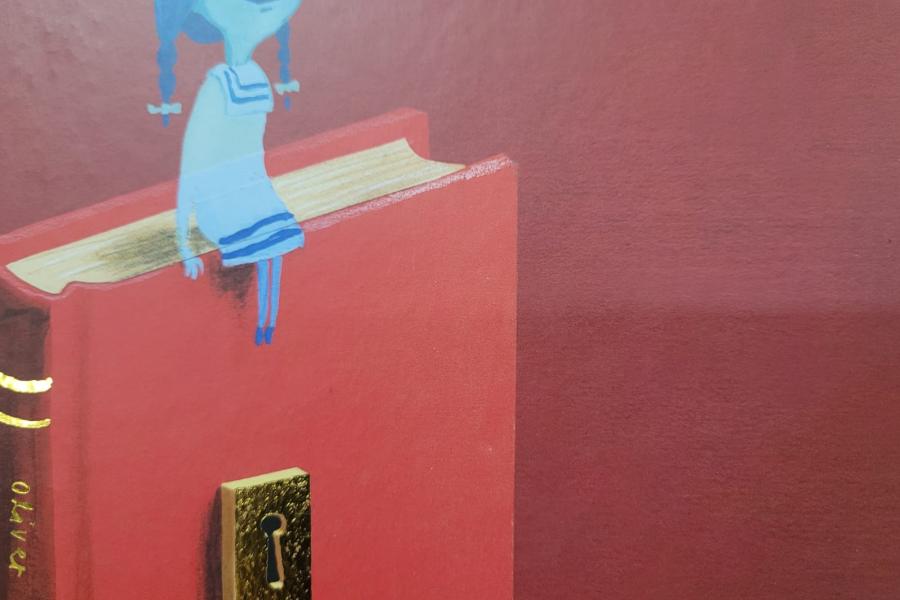 una dibujo de una niña azul y diminuta sentada sobre un libro de tapas rojas