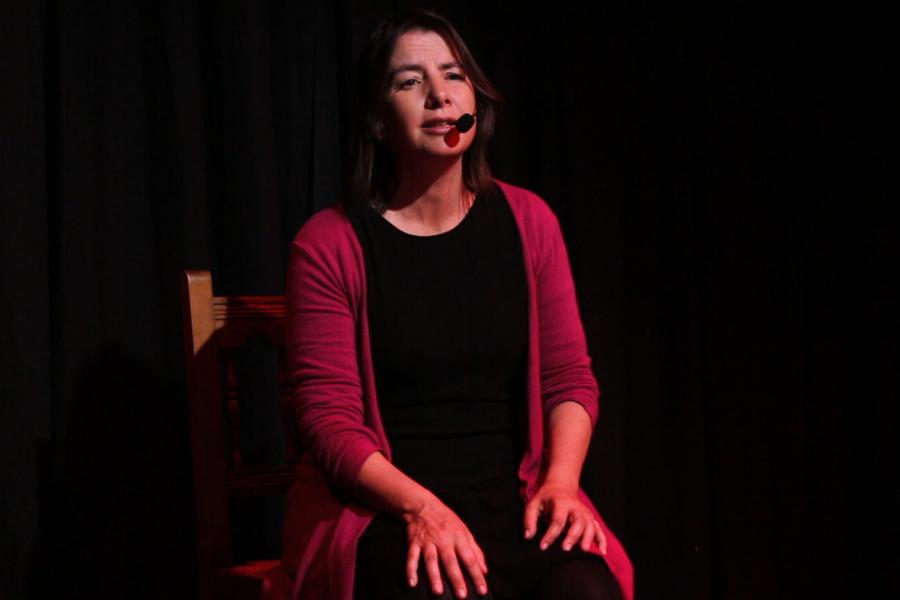 María Buenadicha sentada en una silla, con un micrófono vincha